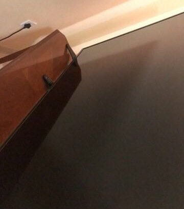 تلفزيون جيد لكن الشاشه لا تعمل بدون أي كسور